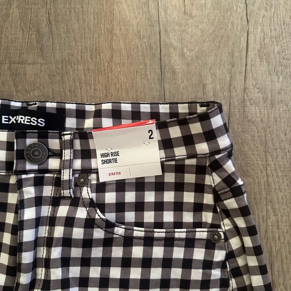 New Express Black and‎ White Shorts Size 2 - Picture 3 of 4